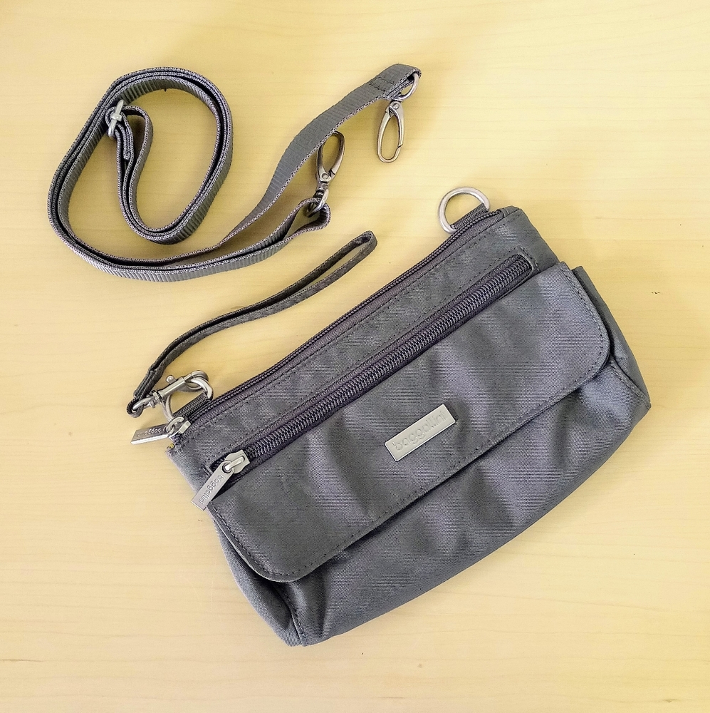 Baggallini Crossbody Wristlet Handbag Purse Gray